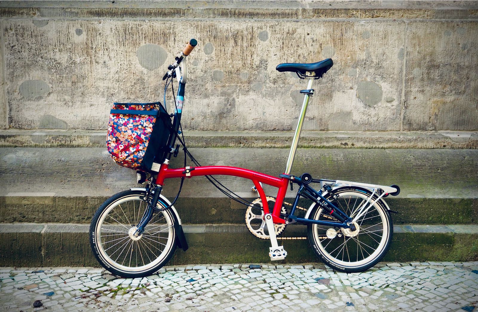Side view of a Brompton bike with telescopic seat post, both quick releases in place